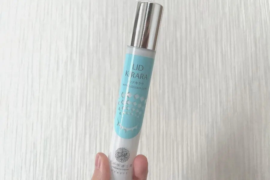 リッドキララを手に持っている