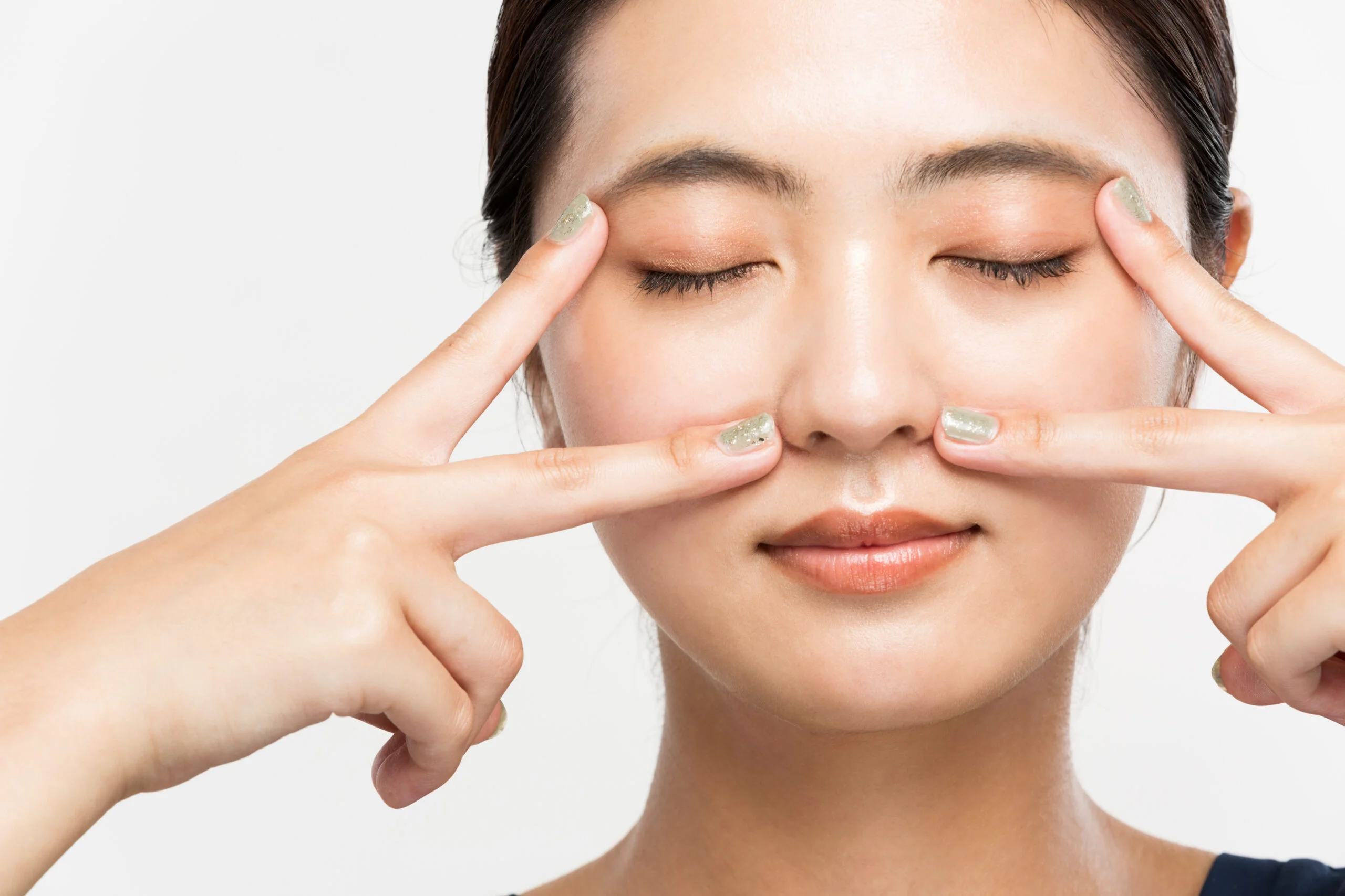 目元にシワがない